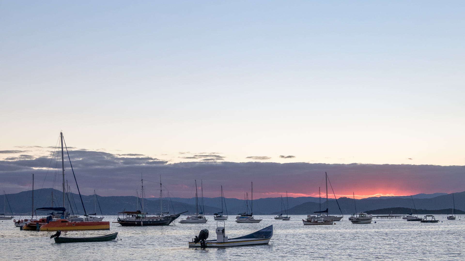 Barcos ancorados na baía de Santo Antônio de Lisboa ao pôr do sol